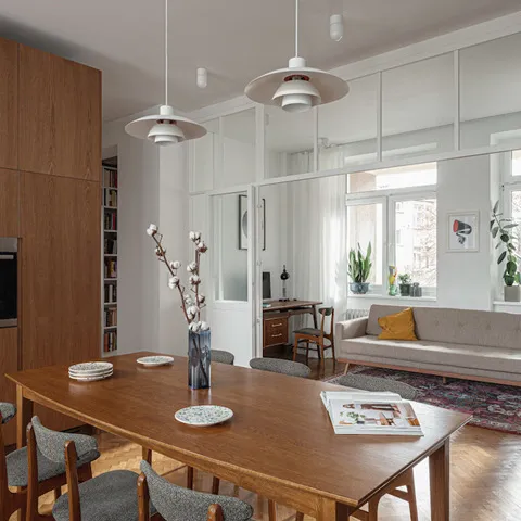 biurko Skrivebord od KOS Design we wnętrzu w kamienicy