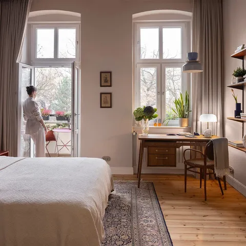 Sypialnia Igi z dębowym biurkiem Skrivebord od KOS Design