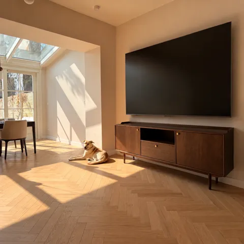 Sideboard Nørrebro dębowy we wnętrzu Kamili w Gdańsku z pieskiem w tle