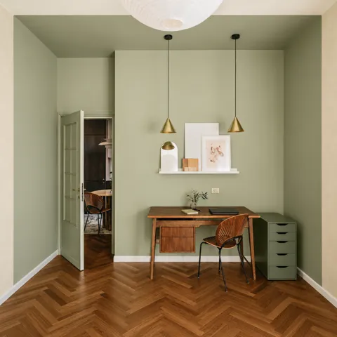 biurko dębowe od KOS Design w apartamencie W Rzymie