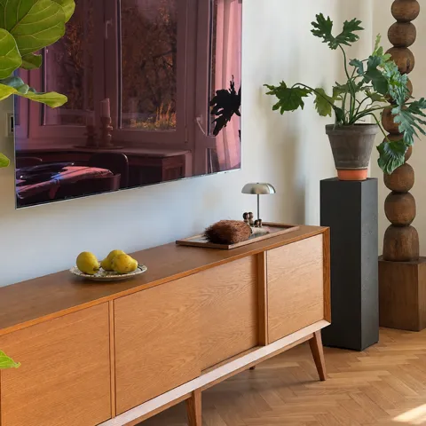 Salon Karli w sideboardem Helsingør II od KOS Design