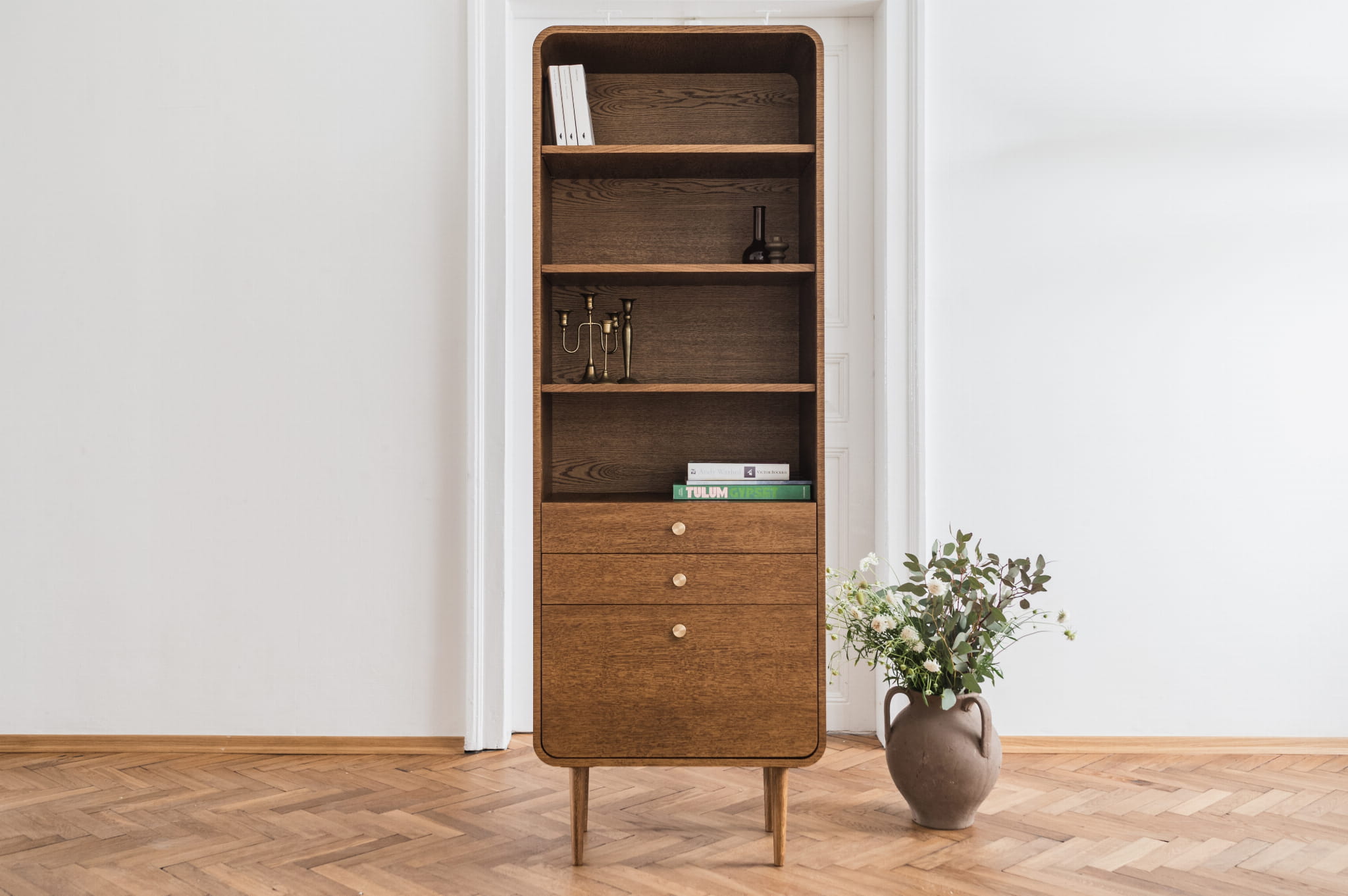 Regał Slank – drewniany regał mid-century modern na zamówienie KOS Design